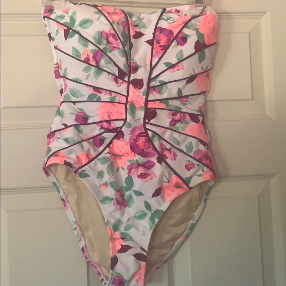 One piece swim suit